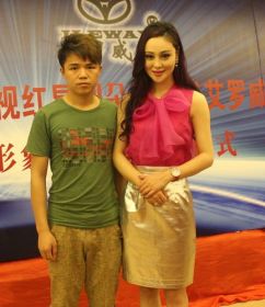 劉朵朵與殷珊合影